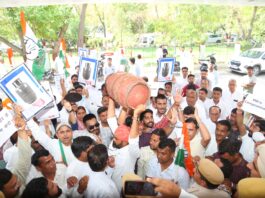 रसोई गैस की बढ़ती कीमतों के विरोध में कांग्रेस का अनोखा प्रदर्शन