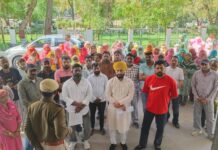 कर्मचारियों का 4 माह से वेतन बकाया, हड़ताल पर बैठे नगरपालिका कर्मचारी