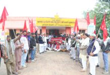 श्रमिकों का श्रम विभाग पर रोष मार्च, लंबित योजनाओं और मजदूरी बढ़ोतरी को लेकर सौंपा ज्ञापन