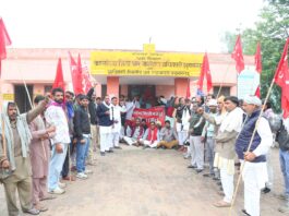 श्रमिकों का श्रम विभाग पर रोष मार्च, लंबित योजनाओं और मजदूरी बढ़ोतरी को लेकर सौंपा ज्ञापन