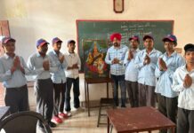 माँ सरस्वती के सामने दीप प्रज्वलित कर कार्यक्रम का आरंभ किया