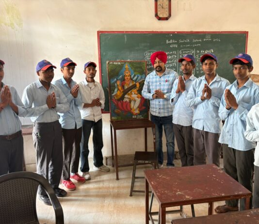 माँ सरस्वती के सामने दीप प्रज्वलित कर कार्यक्रम का आरंभ किया