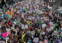 ट्रम्प के खिलाफ सड़कों पर उतरे अमेरिकी, 50 राज्यों में हुआ No Kings Protest, जानें क्या हैं मांगें?