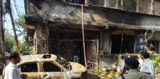 चार्जिंग में लगी इलेक्ट्रिक कार में ब्लास्ट, पूरा घर जलकर खाक, 8 लोगों की जलकर मौत