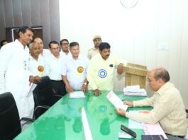 शहर में आवारा व हिंसक कुत्तों का आतंक, जिला कलेक्टर को सौंपा ज्ञापन