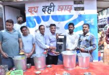 भक्ति भाव से सेवा- साउंड सिस्टम व मोबाइल भेंट कर बढ़ाया हौसला