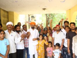 विभाग की लापरवाही पर भड़के वार्डवासी, प्रदर्शन के बाद बदले गए तार