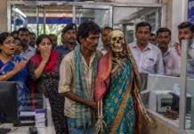 कब्र से बहन का कंकाल निकालकर बैंक पहुंचा भाई, जानिए क्या है 19,300 रुपये की कहानी?