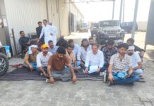 वीडी मोटर्स पर धरना, बोलेरो कैंपर की रिपेयरिंग में देरी से भड़का आक्रोश