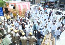 कलैक्ट्रेट पर ग्रामीणों का हंगामा, पुलिस से तीखी बहसबाजी के बाद मुख्यमंत्री के नाम सौंपा ज्ञापन