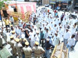 कलैक्ट्रेट पर ग्रामीणों का हंगामा, पुलिस से तीखी बहसबाजी के बाद मुख्यमंत्री के नाम सौंपा ज्ञापन