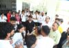 पेयजल, गर्मी और अव्यवस्थाओं को लेकर तालाबंदी, प्रबंधन के खिलाफ धरने पर बैठे विद्यार्थी