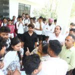 पेयजल, गर्मी और अव्यवस्थाओं को लेकर तालाबंदी, प्रबंधन के खिलाफ धरने पर बैठे विद्यार्थी