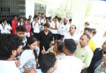 पेयजल, गर्मी और अव्यवस्थाओं को लेकर तालाबंदी, प्रबंधन के खिलाफ धरने पर बैठे विद्यार्थी