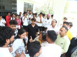 पेयजल, गर्मी और अव्यवस्थाओं को लेकर तालाबंदी, प्रबंधन के खिलाफ धरने पर बैठे विद्यार्थी