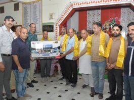 मातृत्व दिवस पर अपना घर वृद्ध आश्रम में बुजुर्ग माताओं का सम्मान, एलईडी भेंट