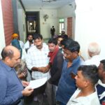 भीषण गर्मी में सफाई कर्मचारियों ने उठाई एक पारी ड्यूटी की मांग