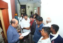 भीषण गर्मी में सफाई कर्मचारियों ने उठाई एक पारी ड्यूटी की मांग