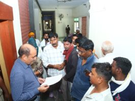 भीषण गर्मी में सफाई कर्मचारियों ने उठाई एक पारी ड्यूटी की मांग