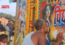 महिलाओं के पोस्टर को चाटता दिखा युवक, VIDEO ने इंटरनेट पर मचाया बवाल