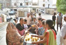 नई धान मंडी में आम रस भंडारे का आयोजन