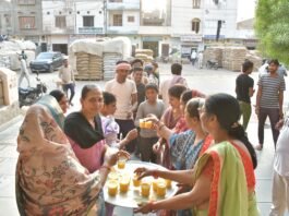 नई धान मंडी में आम रस भंडारे का आयोजन