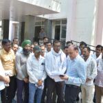 नियमितीकरण की मांग को लेकर पंचायत शिक्षक व विद्यालय सहायकों का प्रदर्शन