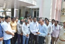 नियमितीकरण की मांग को लेकर पंचायत शिक्षक व विद्यालय सहायकों का प्रदर्शन