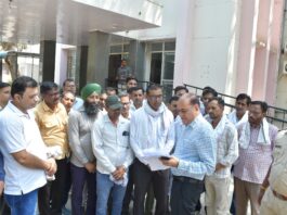 नियमितीकरण की मांग को लेकर पंचायत शिक्षक व विद्यालय सहायकों का प्रदर्शन