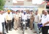 यातायात नियमों की पालना को बढ़ावा देने के लिए हेलमेट वितरण अभियान