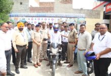 यातायात नियमों की पालना को बढ़ावा देने के लिए हेलमेट वितरण अभियान