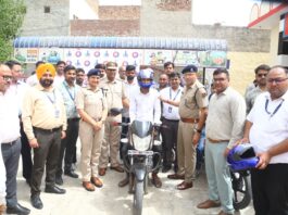 यातायात नियमों की पालना को बढ़ावा देने के लिए हेलमेट वितरण अभियान