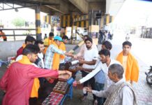 भीषण गर्मी में प्यासों के लिए लगाई गई मीठे शरबत की सेवा