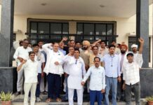 सहकारी समिति कर्मचारियों ने किया प्रदर्शन, जिला कलेक्टर व बैंक प्रबंधन को सौंपा ज्ञापन