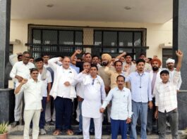 सहकारी समिति कर्मचारियों ने किया प्रदर्शन, जिला कलेक्टर व बैंक प्रबंधन को सौंपा ज्ञापन