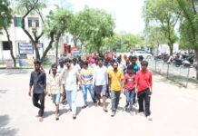 लापता महिला की तलाश और पुलिसकर्मियों पर कार्रवाई की मांग को लेकर प्रदर्शन