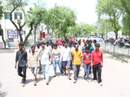 लापता महिला की तलाश और पुलिसकर्मियों पर कार्रवाई की मांग को लेकर प्रदर्शन