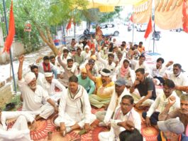 मजदूर को झूठे एनडीपीएस मामले में फंसाने का आरोप, एसपी कार्यालय के बाहर धरना