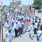 बढ़ते जनाक्रोश के बीच कांग्रेस का कलेक्ट्रेट घेराव, बैरिकेडिंग तोड़कर दिया धरना
