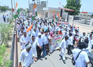 बढ़ते जनाक्रोश के बीच कांग्रेस का कलेक्ट्रेट घेराव, बैरिकेडिंग तोड़कर दिया धरना