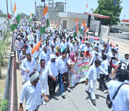 बढ़ते जनाक्रोश के बीच कांग्रेस का कलेक्ट्रेट घेराव, बैरिकेडिंग तोड़कर दिया धरना