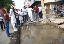 पहली बारिश में ही मुख्य बाजार की नई सड़क पर भरा पानी