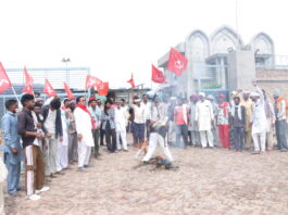 डेढ़ माह का कार्य तीन माह बाद भी अधूरा, एफसीआई डीएम के खिलाफ दूसरे दिन भी गरजे पल्लेदार मजदूर