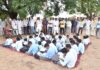 विद्यालय में कमरों के अभाव में पेड़ के नीचे पढ़ने को मजबूर बच्चे
