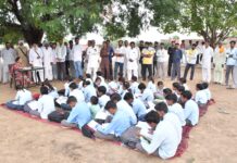 विद्यालय में कमरों के अभाव में पेड़ के नीचे पढ़ने को मजबूर बच्चे