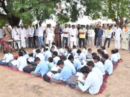 विद्यालय में कमरों के अभाव में पेड़ के नीचे पढ़ने को मजबूर बच्चे