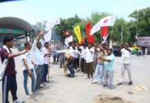 नीट पेपर लीक मामले को लेकर युवाओं का प्रदर्शन