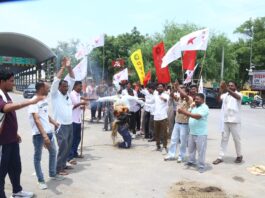 नीट पेपर लीक मामले को लेकर युवाओं का प्रदर्शन