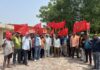 भीषण गर्मी में कार्य समय बदलने की मांग को लेकर एफसीआई मजदूरों का प्रदर्शन