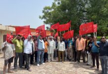 भीषण गर्मी में कार्य समय बदलने की मांग को लेकर एफसीआई मजदूरों का प्रदर्शन